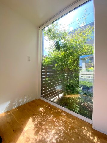 富益町中古戸建【Q】の玄関|玄関を開けば大きなFIX窓があり、緑を感じる設計になります。