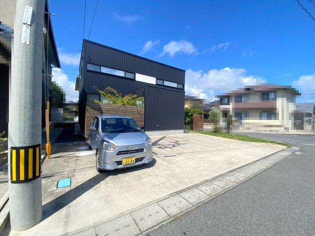 富益町中古戸建【Q】の駐車場|駐車場が並列３台をゆったり駐車可能になります。