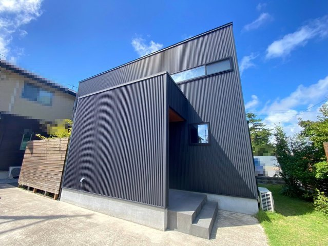 富益町中古戸建【Q】の外観|デザイン性の高い外観になります♪玄関が正面から見えない場所に位置し、プライバシーも確保できる設計になります。