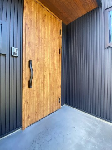 富益町中古戸建【Q】の玄関|黒と木目の愛称はばっちりです♪