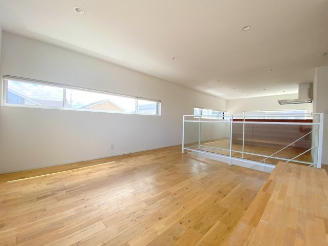 富益町中古戸建【Q】の居間・リビング|注文建築の単価が上がっている昨今、諦めかけていた注文感を味わえる中古住宅になります。