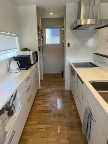 富益町中古戸建【Q】のキッチン|対面キッチンとカップボード及びパントリーを完備した住宅になります。