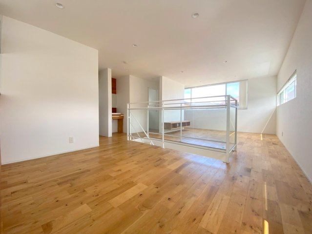 富益町中古戸建【Q】のダイニング|LDKの真ん中にスケルトン階段があり、ダイニングスペースとリビングスペースを分けれる空間になります。