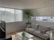 富益町中古戸建【Q】の居間・リビング|３方向に窓があり、自然の光が差し込む明るいLDKになります。