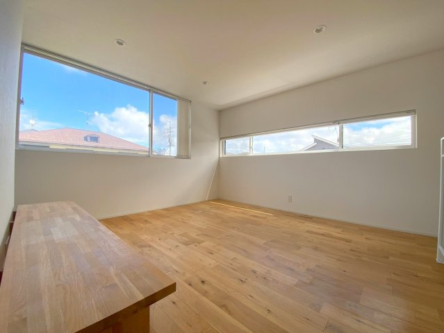 富益町中古戸建【Q】の居間・リビング|３方向に窓があり、自然の光が差し込む明るいLDKになります。