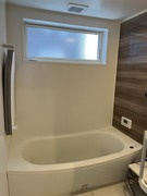 富益町中古戸建【Q】の浴室|窓があり自然光・通気性のあるお風呂になります。高いところに設置したのもポイントになります。