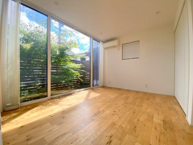 富益町中古戸建【Q】の寝室|１階が寝室になります。寝室より緑が見え、２階寝室では味わえない空間になります。
