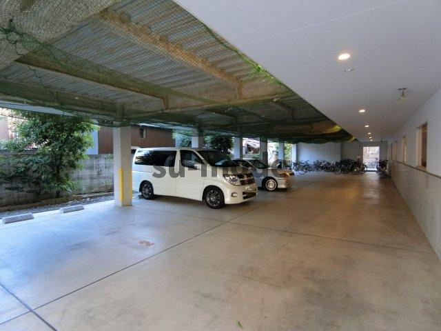 パーシモン茨木の駐車場