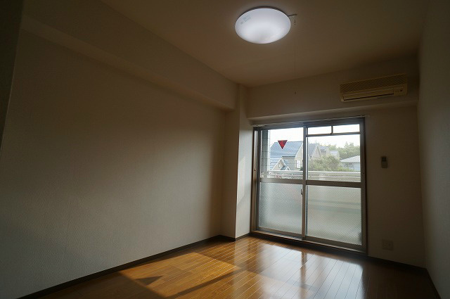 K-HOUSEの居間・リビング|ネット無料の洋室。出窓から光が入る明るい快適空間。