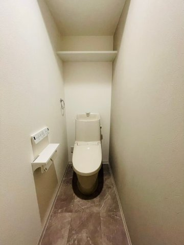 四ノ宮垣ノ内町　3階建て4部屋プラン|【施工例】
多機能なウォシュレット付！温かい便座でホッと一息つけちゃう至福の空間に。