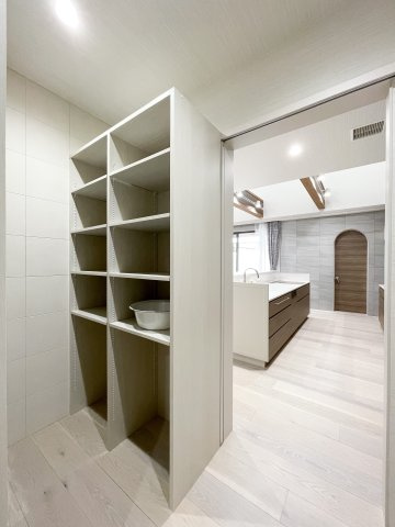 四ノ宮垣ノ内町　3階建て4部屋プラン|【施工例】
キッチン内にあるパントリーは食品や非常食の保管に大助かり！キッチン内がスッキリ片付きますね♪