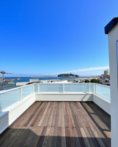 Life at the Water's Edge.  海へ行くことに、予定がいらなくなる。のバルコニー