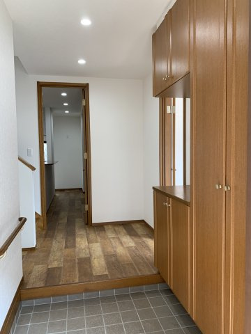 東朝霧丘　中古一戸建ての玄関