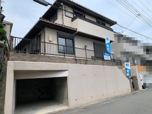 東朝霧丘　中古一戸建ての前面道路含む現地写真
