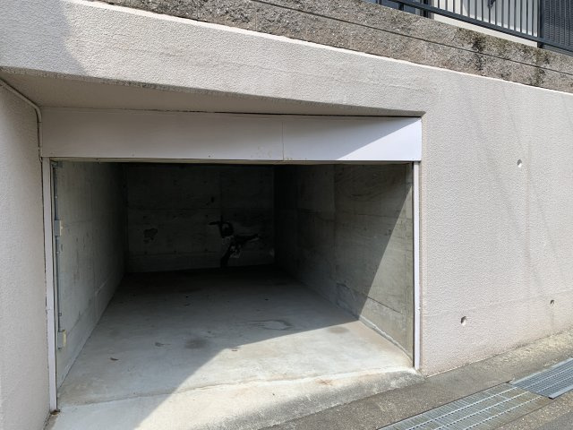 東朝霧丘　中古一戸建ての駐車場