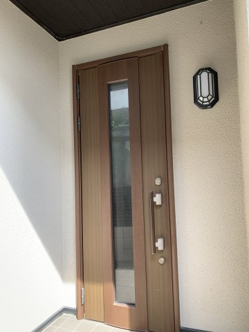 東朝霧丘　中古一戸建ての玄関