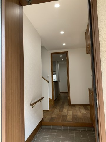 東朝霧丘　中古一戸建ての玄関