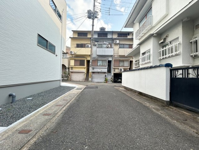 四ノ宮垣ノ内町　建築条件無土地の前面道路含む現地写真|『JRと京阪の２wayアクセス！』
京阪四宮駅駅まで徒歩４分、JR山科駅まで徒歩９分となっております。（R8.8撮影）
