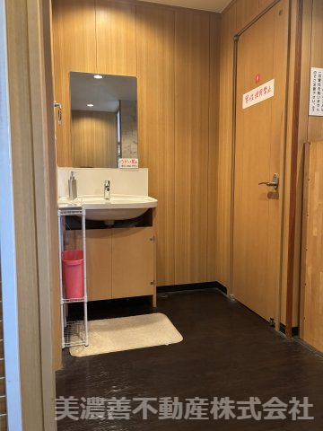 ６７３７７　岐阜市茜部菱野４丁目中古戸建の洗面所