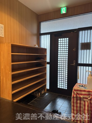 ６７３７７　岐阜市茜部菱野４丁目中古戸建の玄関