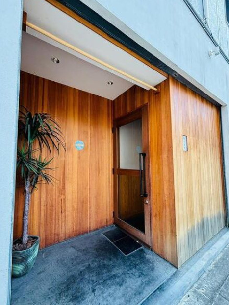 大阪市生野区中川西２丁目の店舗一部の外観