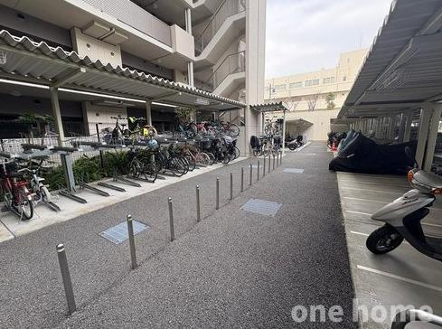 ザ・レジデンス東三国の駐輪場|◆駐輪場は屋根付きで、自転車が雨風にさらされる心配がありません！
◆最新の空き状況など、詳細につきましてはお気軽にお問い合わせください！