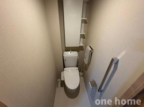 ザ・レジデンス東三国のトイレ|◆温水洗浄便座付きトイレです！
◆背面に扉付きの収納があり、トイレットペーパーなどを収納でき重宝します！
