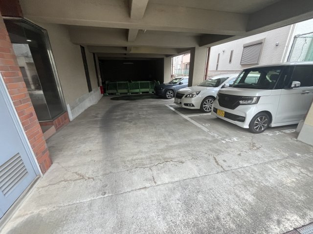 アドサム小山の駐車場