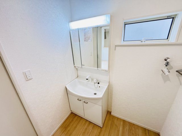 松戸市六実５丁目新築戸建（六実第12）の独立洗面台|シャワーヘッド付き三面鏡洗面化粧台