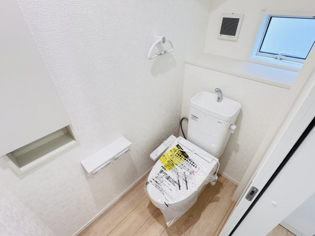 松戸市六実５丁目新築戸建（六実第12）のトイレ|温水洗浄暖房便座つきトイレ