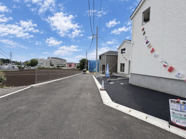 松戸市六実５丁目新築戸建（六実第12）の前面道路含む現地写真|東側前面道路・幅員約5.5ｍ