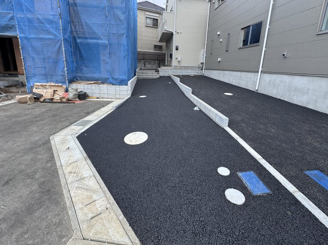 松戸市六実５丁目新築戸建（六実第12）の前面道路含む現地写真|5号棟駐車スペース・縦列2台駐車可