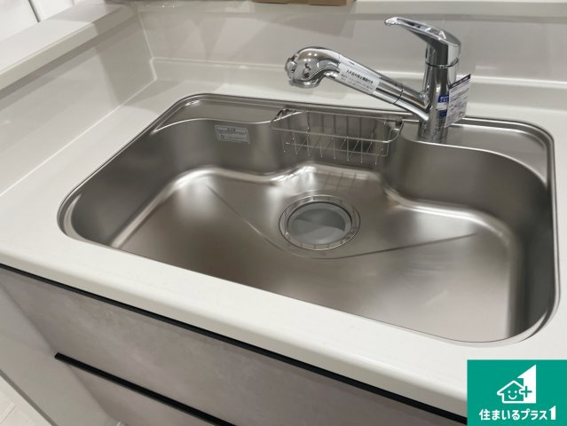 大津市秋葉台　第2期　新築一戸建てのその他|蛇口の先端に浄水器を内蔵しています！原水と浄水、お湯と冷水、シャワーの切替えがワンタッチなので用途によって使い分けられます。