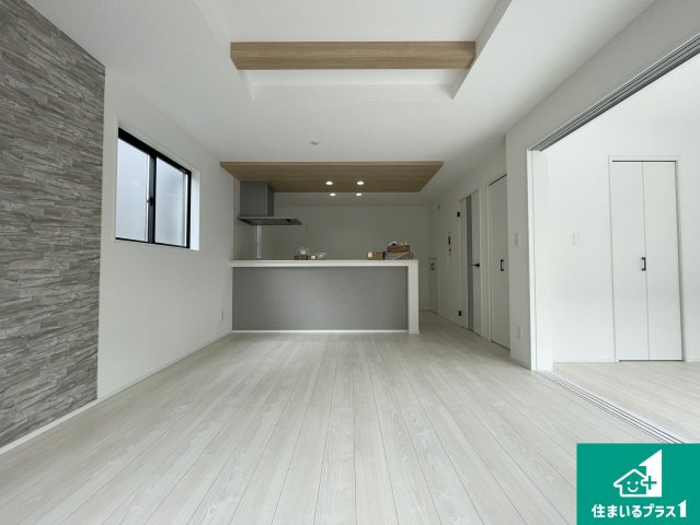 大津市秋葉台　第2期　新築一戸建ての居間・リビング|広く明るい、リビングは子育て中のお母さんも安心の対面キッチン。忙しいお母さんに嬉しい水回りが集約された家事導線が短く済む設計！
