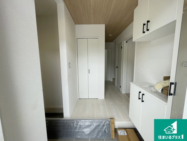 大津市秋葉台　第2期　新築一戸建ての玄関|シューズボックスにはたくさんの靴が収納できるので玄関周りはいつもスッキリ！ご家族が増えても安心！
