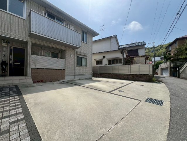 ラークヒルズの駐車場