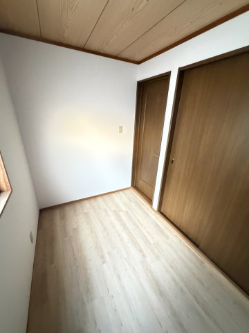 二宮町3丁目連棟住居(東5)の洋室