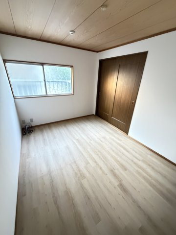 二宮町3丁目連棟住居(東5)の洋室