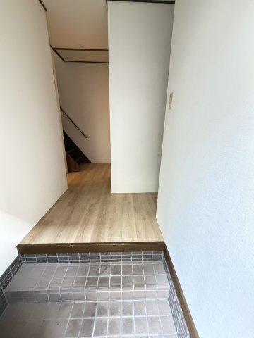 二宮町3丁目連棟住居(東5)の玄関