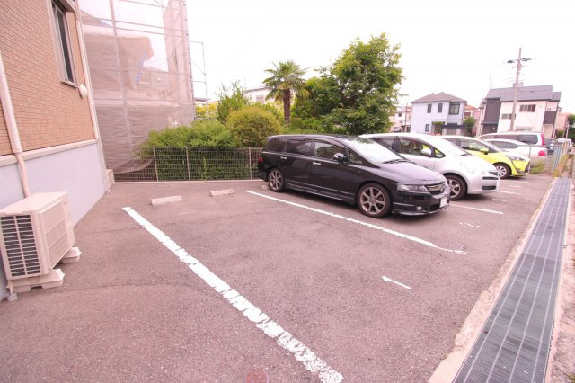 ユニヴェール霞ヶ丘の駐車場
