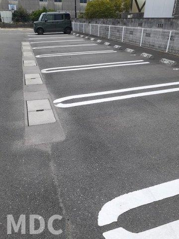 徳島市八万町夷山のアパートの駐車場