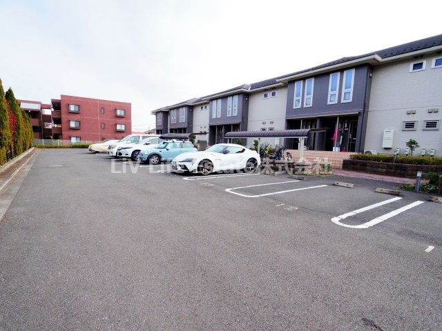 クレールビーの駐車場