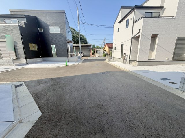 あきる野市上代継全6棟の前面道路含む現地写真|前面道路は幅員にゆとりがあり車庫入れもスムーズ。見通しが良く防犯面も安心です。