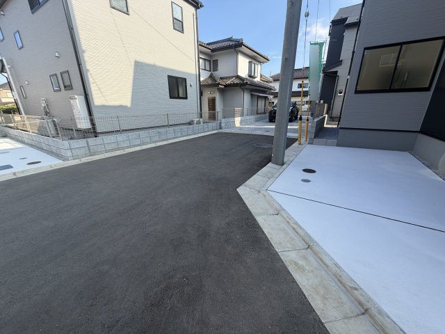 あきる野市上代継全6棟の前面道路含む現地写真|前面道路は幅員にゆとりがあり車庫入れもスムーズ。見通しが良く防犯面も安心です。