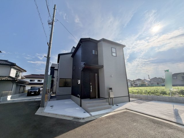 あきる野市上代継全6棟の外観|白とダークグレーのツートンカラーがお洒落な新築分譲住宅の外観写真です。
明るい日差しの中で、洗練されたデザインが目を引きます。駐車場スペースもあり、快適な生活が想像できる物件です。