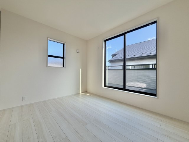 あきる野市上代継全6棟の寝室|【6.5帖】ゆったりとした広さを確保した主寝室。ベッドを置いてもゆとりがあります。
