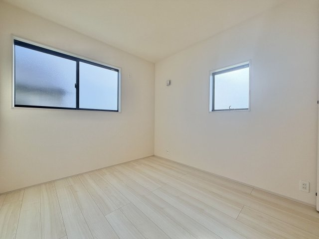 あきる野市上代継全6棟の洋室|【6帖】明るい日差しが差し込む清潔感のある居室。子供部屋や書斎など多目的に活用できます。