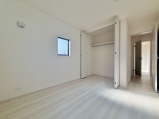あきる野市上代継全6棟の洋室|【5.7帖】明るい日差しが差し込む清潔感のある居室。子供部屋や書斎など多目的に活用できます。