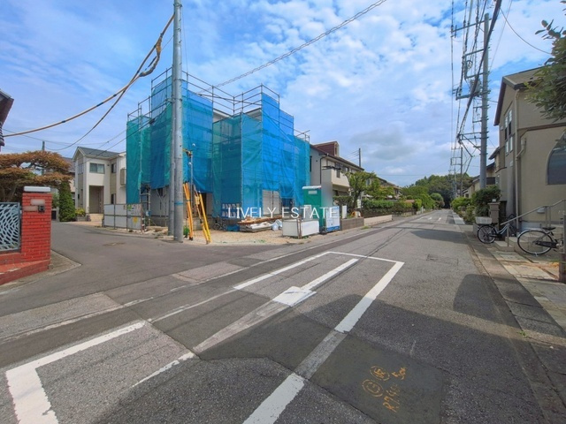 越谷市千間台西4丁目 新築分譲住宅の前面道路含む現地写真