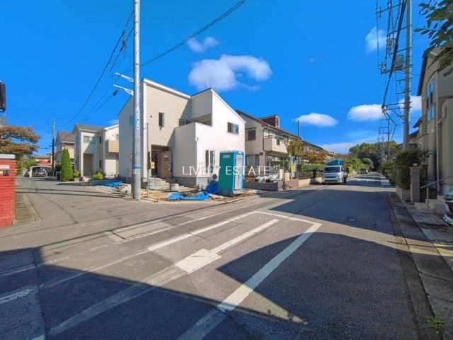 越谷市千間台西4丁目 新築分譲住宅の前面道路含む現地写真